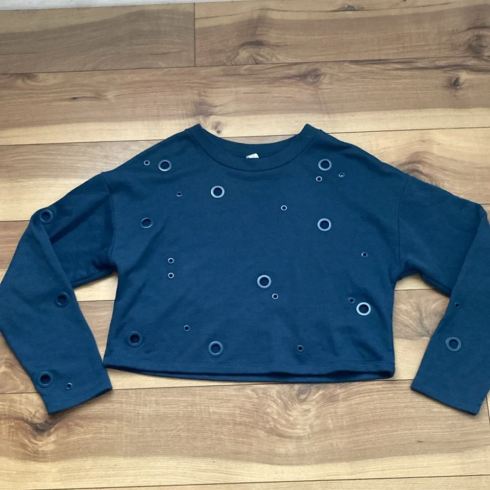 ALO Yoga Cadence Grommet Cropped Sweatshirt